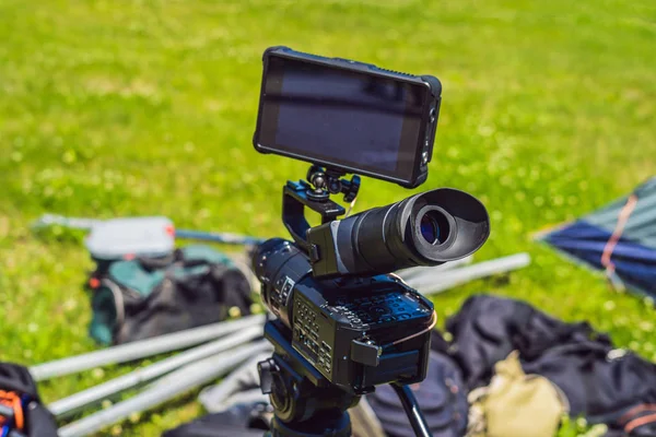 Μια επαγγελματική κινηματογραφική κάμερα σε ένα σύνολο εμπορική παραγωγή — Φωτογραφία Αρχείου
