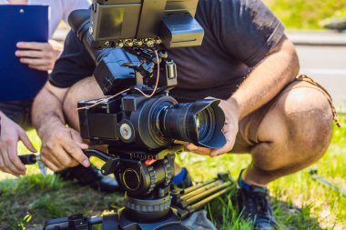 çekimden önce bir kamera ve bir tripod bir profesyonel kameraman hazırlar