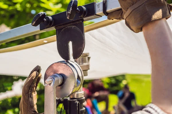 Grip team, light depurtment members prepare the lighting equipment before shooting — Stock Photo, Image