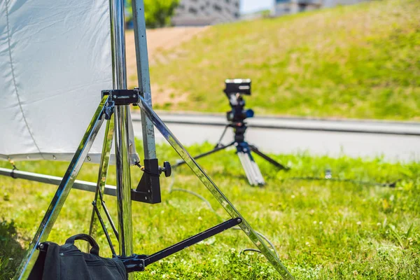 Grip-Team, Mitarbeiter der Lichtreinigung bereiten die Beleuchtungsanlage vor dem Schießen vor — Stockfoto