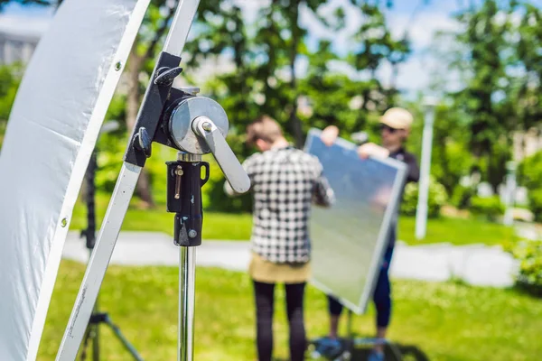 Team Grip, i membri del depurazione della luce preparano l'apparecchiatura di illuminazione prima di sparare — Foto Stock