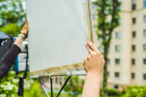 Team Grip, i membri del depurazione della luce preparano l'apparecchiatura di illuminazione prima di sparare — Foto Stock