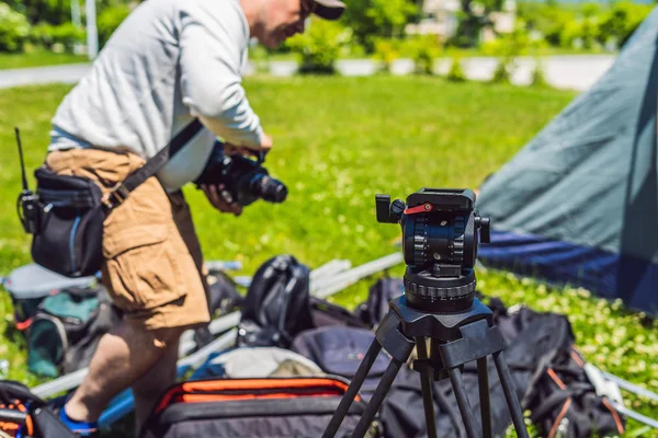 Professioneller Kameramann Bereitet Kamera Und Stativ Vor Dem Dreh Vor — Stockfoto