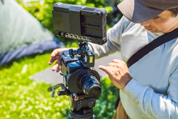 Cameraman Profissional Prepara Uma Câmera Tripé Antes Atirar — Fotografia de Stock