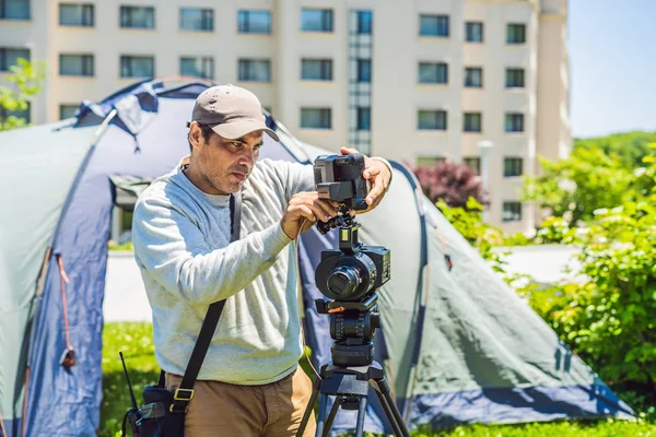 Çekimden önce bir kamera ve bir tripod bir profesyonel kameraman hazırlar — Stok fotoğraf