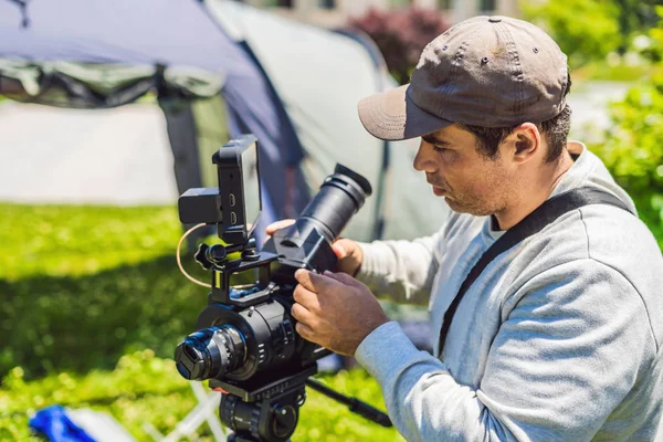 Cameraman Profissional Preparando Câmera Tripé Antes Atirar — Fotografia de Stock