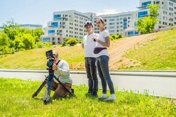 Cameraman, director and asistant on a cinema, commercial production exterior set — Stock Photo, Image