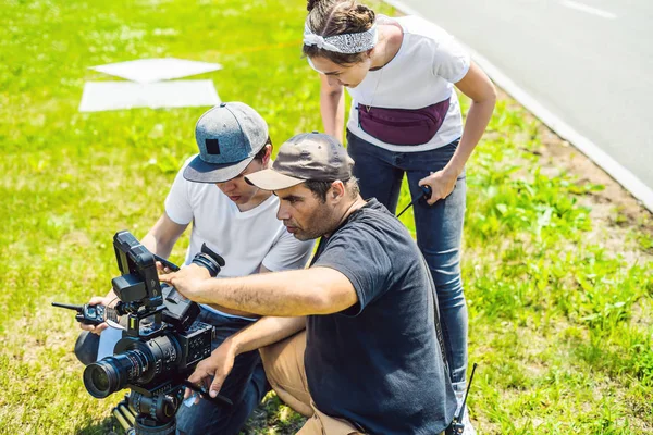 Un operatore cameraman discutere il processo di ripresa con un regista e dp — Foto Stock