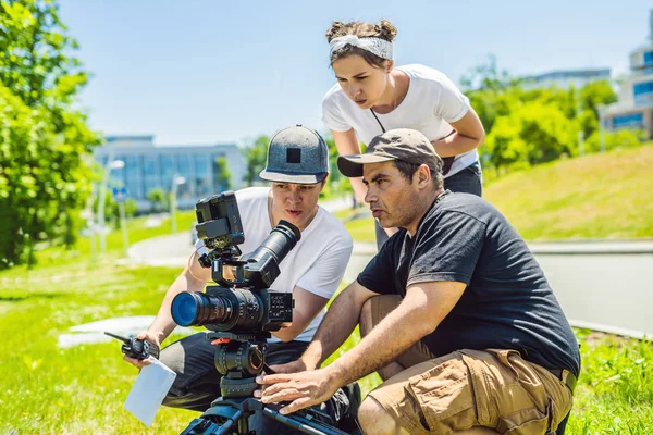 Un operatore cameraman discutere il processo di ripresa con un regista e dp — Foto Stock