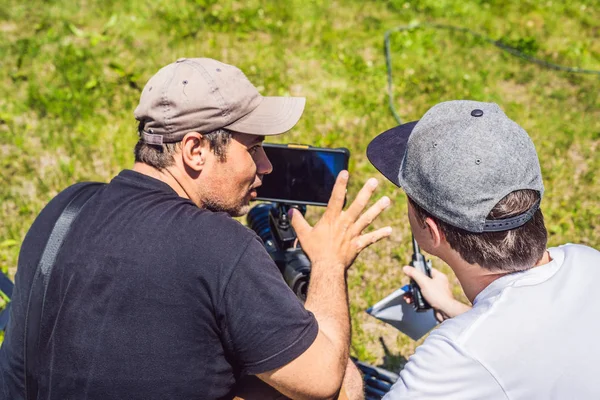 Un operatore cameraman discutere il processo di ripresa con un regista e dp — Foto Stock