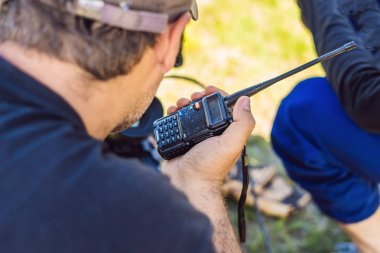 Çekim işlemi sinema sahnede - ticari üretim kümesi, dış konum. Profeccional kameraman kamera çalışır