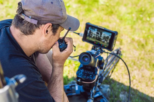 Processo di ripresa sul palcoscenico cinematografico - set di produzione commerciale, postazione esterna.Profeccional cameraman gestisce la fotocamera — Foto Stock