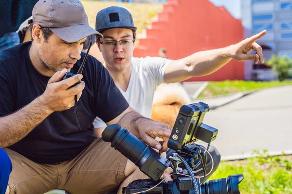 Un operatore cameraman discutere il processo di ripresa con un regista e dp — Foto Stock