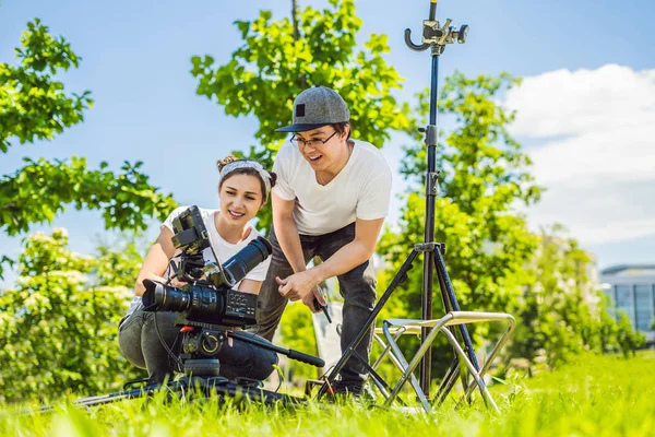 Dwóch młodych filmowców na komercyjnych produkcji zestaw zewnętrzny — Zdjęcie stockowe