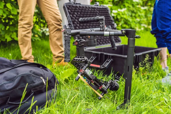 Kameramann richtet professionellen 3-Achsen-Gimbal-Stabilisator für Kinokameras ein — Stockfoto