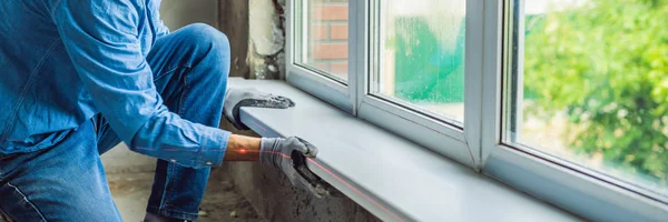 Man Een Blauw Shirt Doet Venster Installatie Banner Lange Notatie — Stockfoto