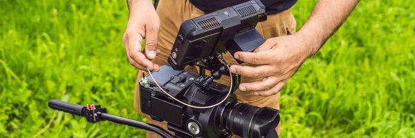 Profesionální kameraman připraví fotoaparát a stativ před střelbou Banner, dlouhém formátu — Stock fotografie