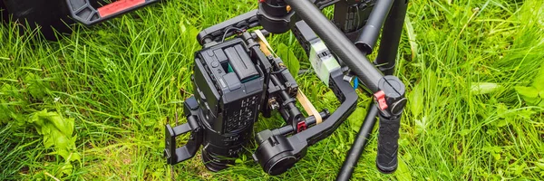 Cameraman Setting Heavy Duty Professional Axis Gimbal Stabilizer Cinema Camera — Stock Photo, Image