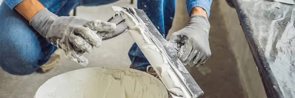 Mestre Está Aplicando Massa Branca Uma Parede Manchando Por Faca — Fotografia de Stock