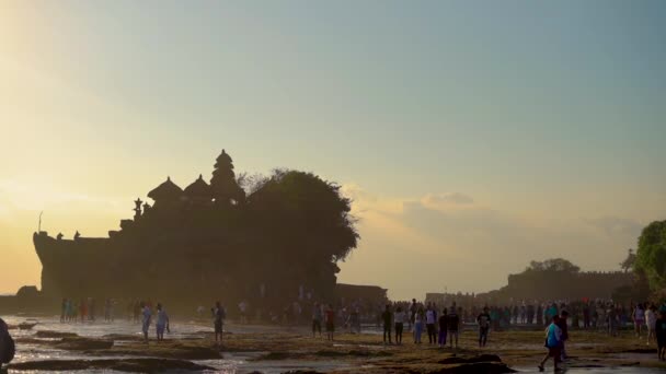 BALI, INDONESIA - MAY. 12 Big crowd during sunset on a beautiful Tanah Lot temple on the Bali island — Stock Video