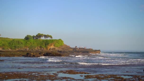 Puesta de sol en un hermoso templo de Tanah Lot en la isla de Bali — Vídeos de Stock