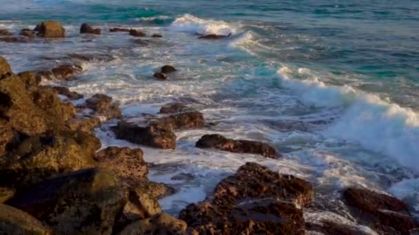 Apus de soare pe un frumos templu Tanah Lot pe insula Bali — Videoclip de stoc