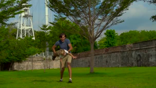 Fotografía en cámara lenta de un padre y un hijo caminando y jugando en el Fuerte Cornwallis en la isla de Penang, Malasia — Vídeos de Stock