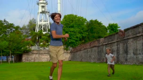 Zeitlupenaufnahme eines Vaters und seines Sohnes beim Gehen und Spielen in der Festung Cornwallis auf der malaysischen Insel Penang — Stockvideo