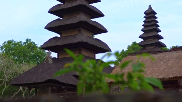 Handhållna skott av Taman Ayun templet på ön Bali — Stockvideo