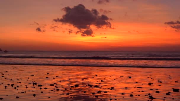 Prachtige zonsondergang op een strand — Stockvideo