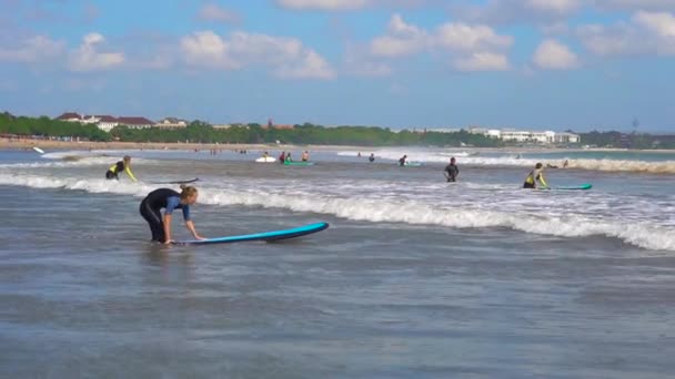 Bali Indonésie Květen Zpomalený Záběr Mladé Ženy Surf Zápasí Vlnami — Stock video