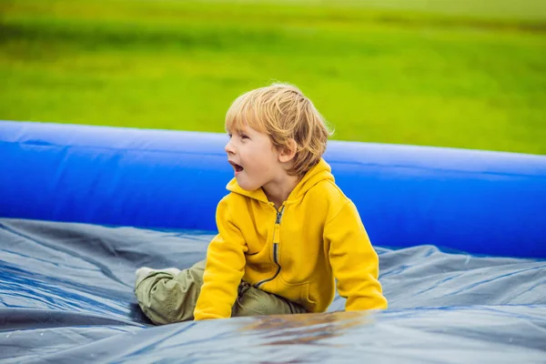 Niño disfrutando saltando en trampolín día de verano afuera —  Fotos de Stock