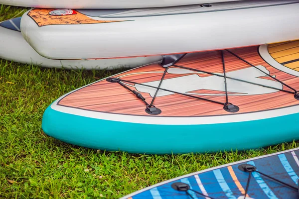 Tableros Sup Que Yacen Hierba Junto Río Lago Mar — Foto de Stock