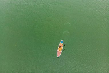 Bay su sporu rekabet Yunanistan ise sup kurullarında yüzen kişinin havadan görünümü.
