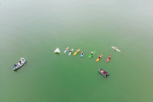 Vista Aérea Homens Que Flutuam Pranchas Jantar Baía Enquanto Competição — Fotografia de Stock