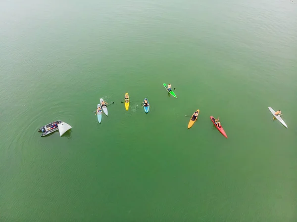 Vista Aérea Homens Que Flutuam Pranchas Jantar Baía Enquanto Competição — Fotografia de Stock