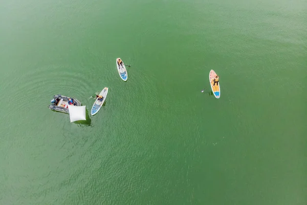 Luftaufnahme Von Menschen Die Auf Sup Brettern Der Bucht Schwimmen — Stockfoto