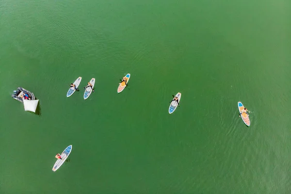 Luchtfoto Van Mensen Drijvend Sup Boards Baai Terwijl Water Sport — Stockfoto