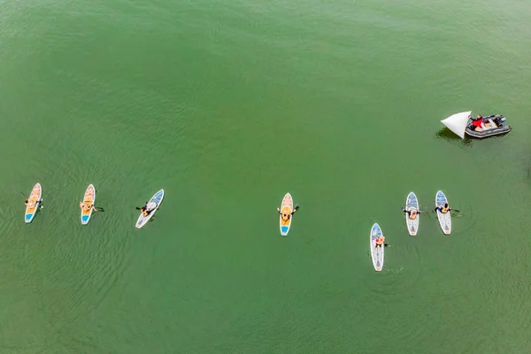 Luftaufnahme Von Menschen Die Auf Sup Brettern Der Bucht Schwimmen — Stockfoto