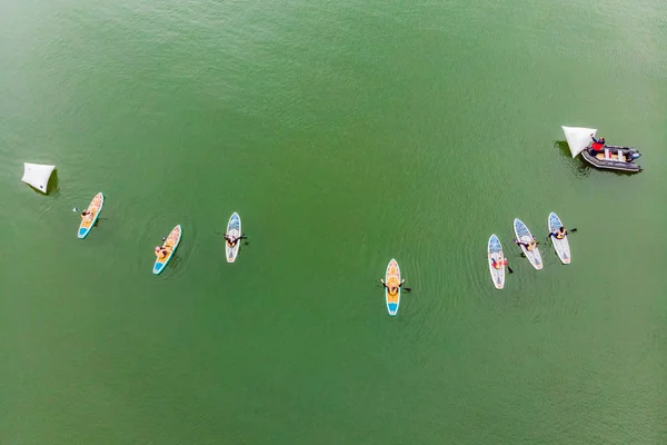Luftaufnahme Von Menschen Die Auf Sup Brettern Der Bucht Schwimmen — Stockfoto