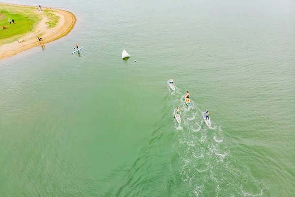 ギリシャの水スポーツ競争しながらベイで Sup のボードに漂う人の空撮 — ストック写真