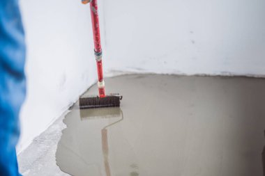 Sıvacı döşeme sırasında kendi kendine çimento harçlı tesviye ile çalışır.