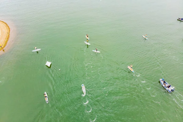 ギリシャの水スポーツ競争しながらベイで Sup のボードに漂う人の空撮 — ストック写真