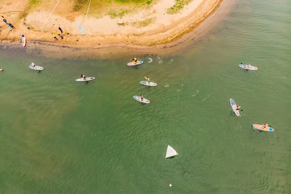 Luftaufnahme Von Menschen Die Auf Sup Brettern Der Bucht Schwimmen — Stockfoto