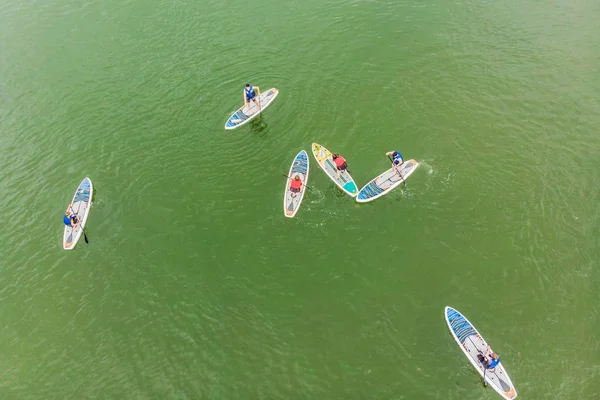 Vista Aérea Personas Flotando Tablas Sup Bahía Mientras Que Competencia — Foto de Stock