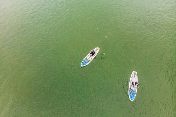 Légi Felvétel Férfi Úszó Sup Deszka Öbölben Miközben Víz Sport — Stock Fotó