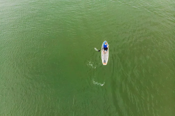 Luftaufnahme Einer Person Die Auf Einem Surfbrett Der Bucht Schwimmt — Stockfoto