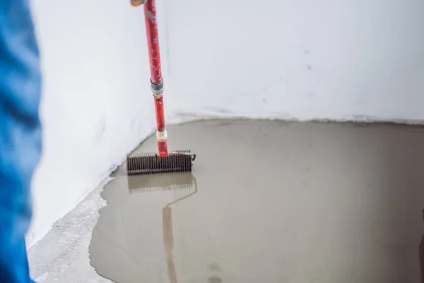Putz Bei Bodenbelagsarbeiten Mit Selbstnivellierendem Zementmörtel — Stockfoto