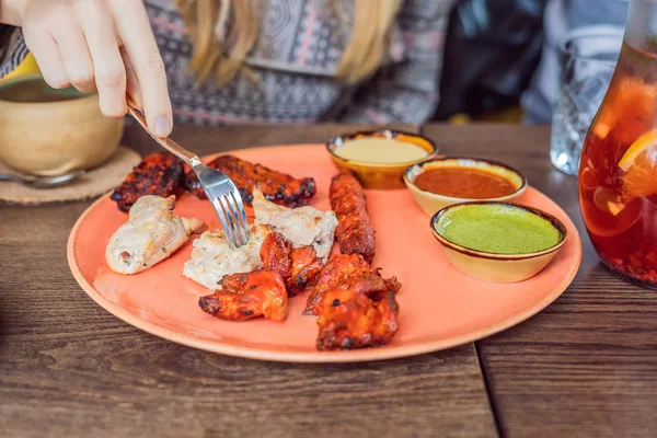 Vista Cortada Mulher Comendo Prato Carne Cordeiro Tikka Indiano Com — Fotografia de Stock