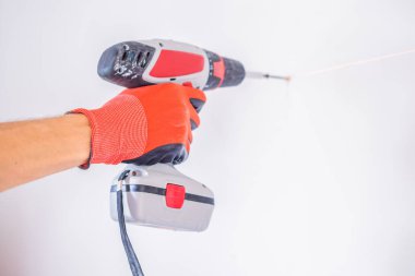 Adam vidayı duvara sıkıştırıyor.